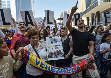 <strong>Decenas de venezolanos protestan en Miami por no poder votar en elecciones de su país</strong>