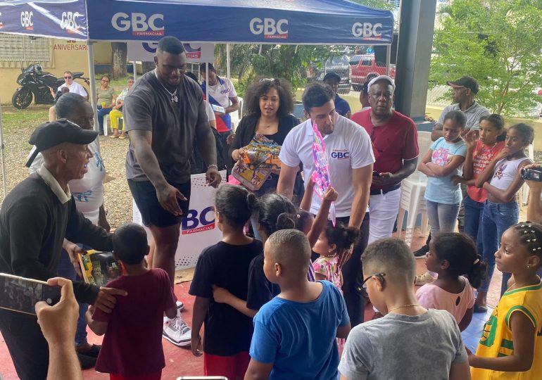 Jugador de NFL Bayron Matos y Fundación GBC entregan útiles escolares y juguetes a niños en Los Mina, SDE