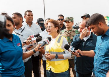 Alcaldesa Carolina Mejía informó que trabajan para dejar hoy todo listo en el Malecón de SD, tras daños provocados por Beryl