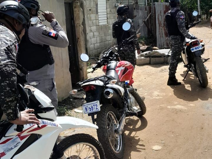 Autoridades desmantelan puntos de venta de droga y detienen a dos hombres en Monte Plata