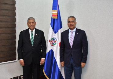 Joel Santos juramenta a Darío Castillo como Comisionado para las Reformas del Estado