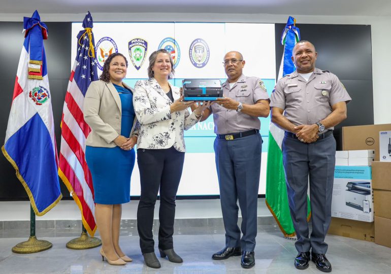 Embajada de EE.UU. dona equipos informáticos para fortalecer el reclutamiento de aspirantes a policías