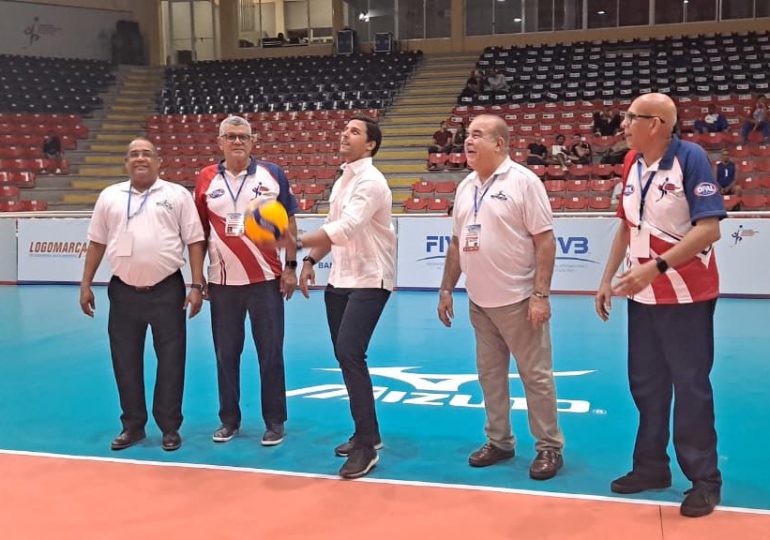 Raymond Rodríguez realiza saque de honor en XVII Copa Panamericana de Voleibol Masculino