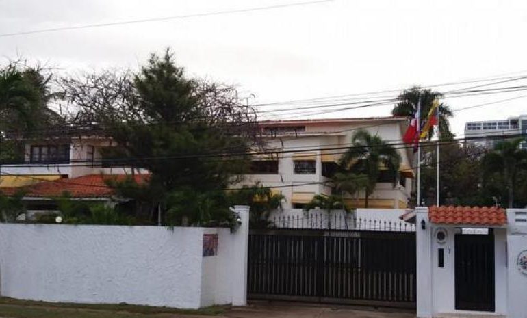 Venezolanos realizaron cacerolazos frente a la embajada de su país