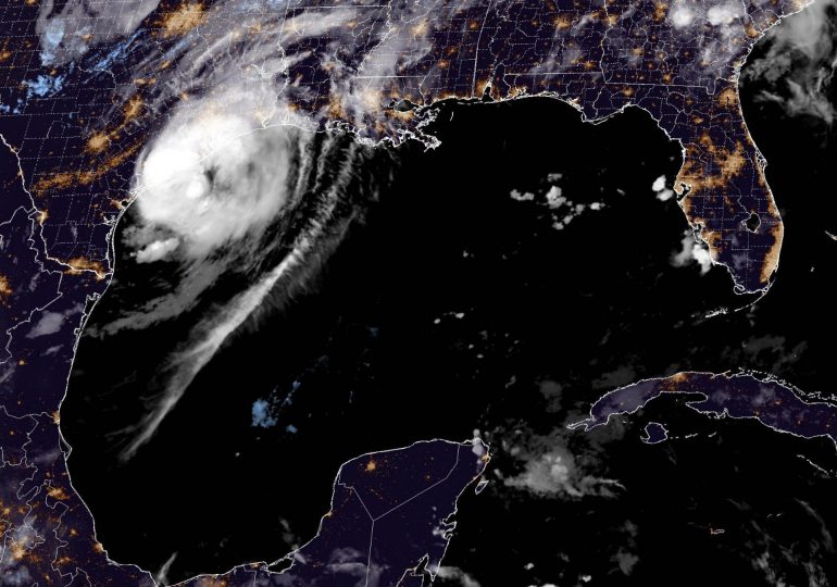 Beryl toca tierra como huracán cerca de Matagorda, en la costa de Texas (EEUU)