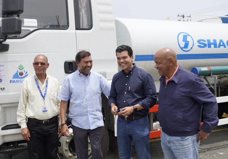 INDRHI entrega camiones cisternas a INAPA