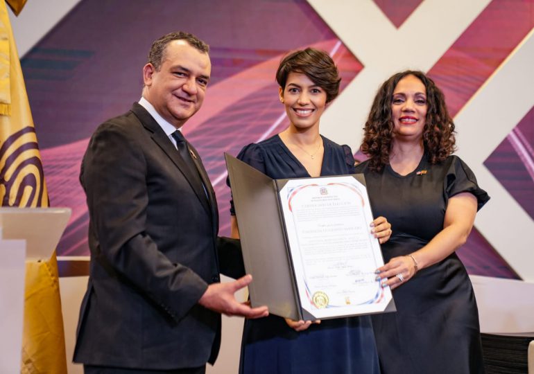 Esmeralda Mancebo recibe certificación de su elección como primera diputada al Parlacen de la FP