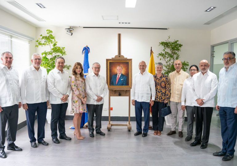 <strong>Frank Rainieri recibe homenaje de la embajada del Ecuador en RD con retrato de Arturo Pastor</strong>