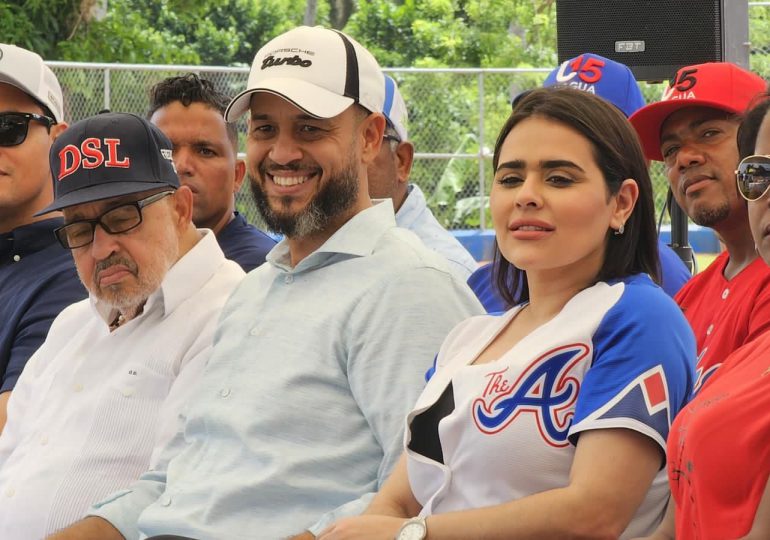 Karilyn Chabebe participa en la inauguración del Cuarto Torneo de Béisbol U15 Nagua