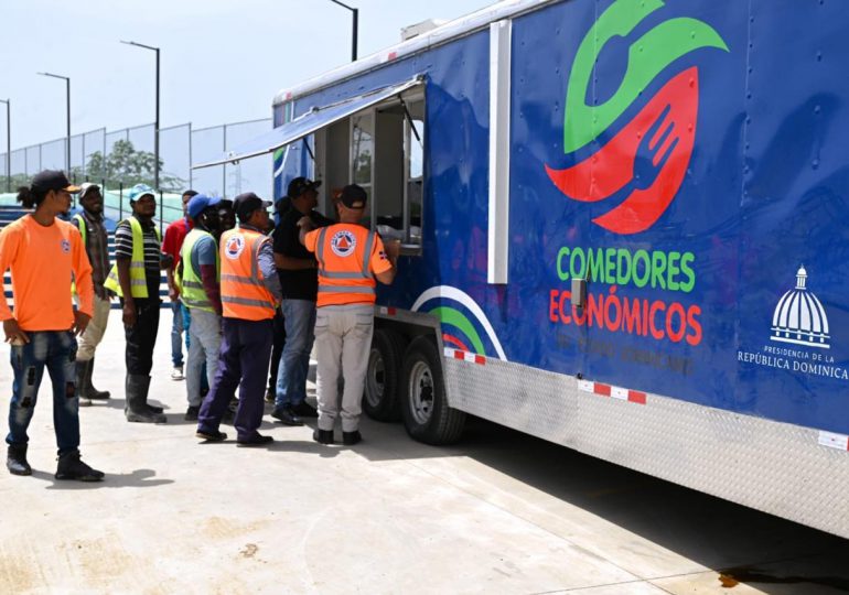 Comedores Económicos realiza operativo de entrega de raciones crudas y cocidas En Villa Vázquez, Montecristi