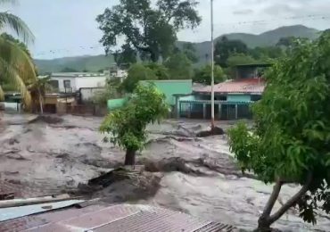 Huracán Beryl deja cinco muertos en el Caribe y se debilita camino a Jamaica