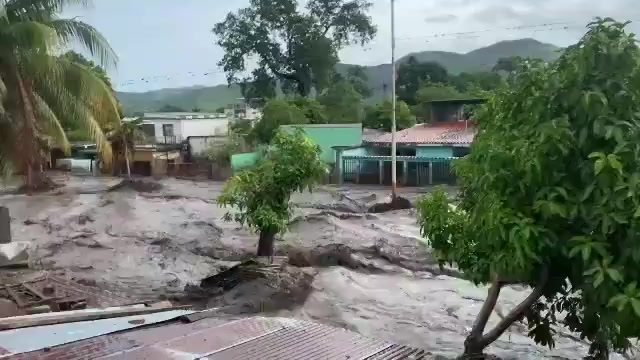 Huracán Beryl deja cinco muertos en el Caribe y se debilita camino a Jamaica