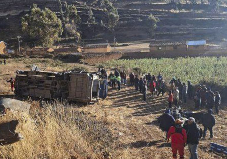 Unos 9 integrantes de una banda mueren por caída de autobús a un abismo en Perú