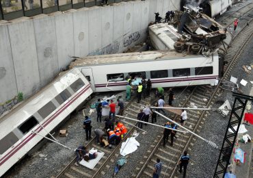 Condenan a 2,5 años de prisión en España al maquinista por el trágico accidente de tren de 2013 que causó 80 muertos