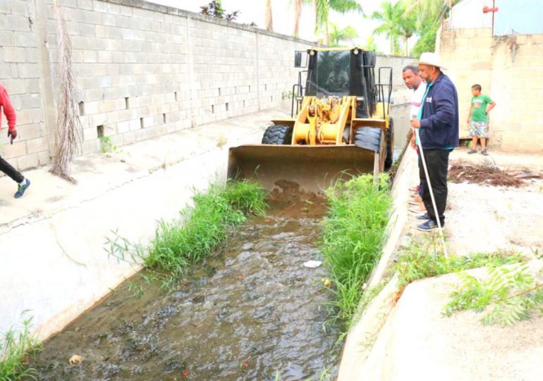 Ayuntamiento de Dajabón realiza operativo de limpieza al canal de Malariologia tras paso de Beryl