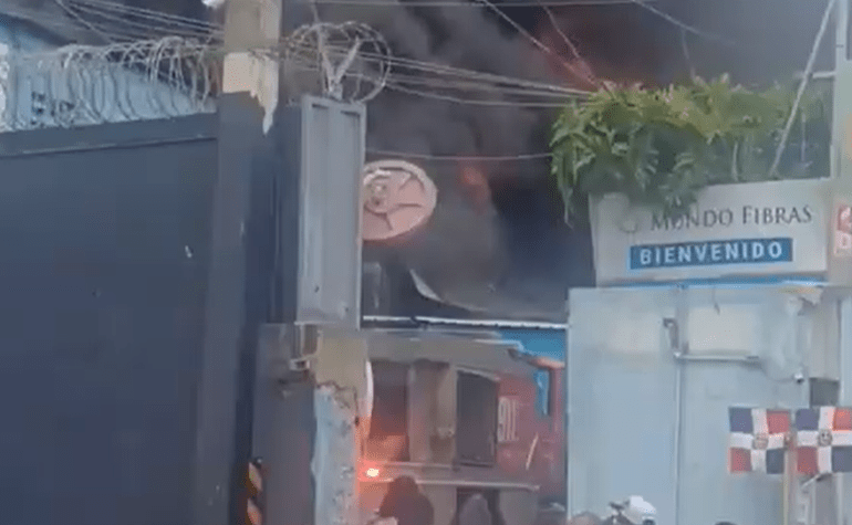 Se registra incendio en fábrica de muebles de la Autopista Duarte
