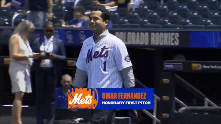 ¡Senador de Grandes Ligas¡ Omar Fernández lanza primera bola en el Citi Field de NY