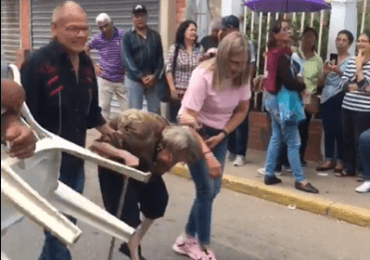 Video | Anciana acude con ayuda a realizar el sufragio en Venezuela