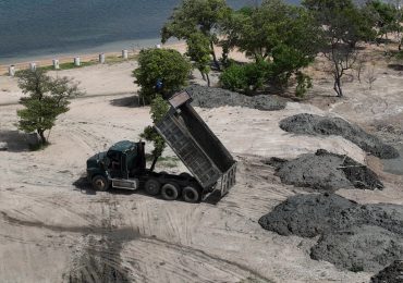 Ministerio de Medio Ambiente paraliza vertido de material de desecho en manglares de Montecristi