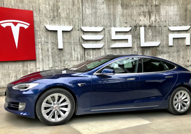 Tesla retrasaría hasta octubre presentación de su robotaxi autónomo, según agencia