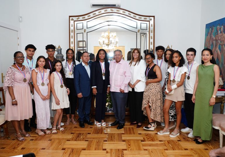 <strong>Embajada dominicana en España entrega medallas a ganadores del Premio al Mérito Escolar 2024</strong>