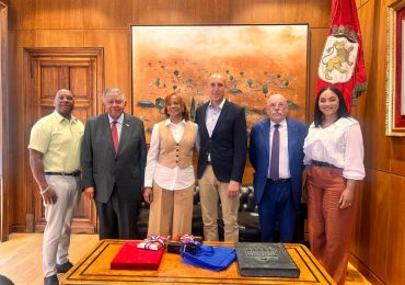 <strong>Diáspora dominicana en León reconoce al embajador Díaz</strong>