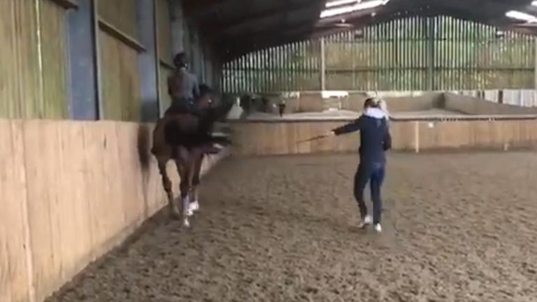 Campeona olímpica ecuestre se retira de los JJ.OO. por video maltratando a un caballo