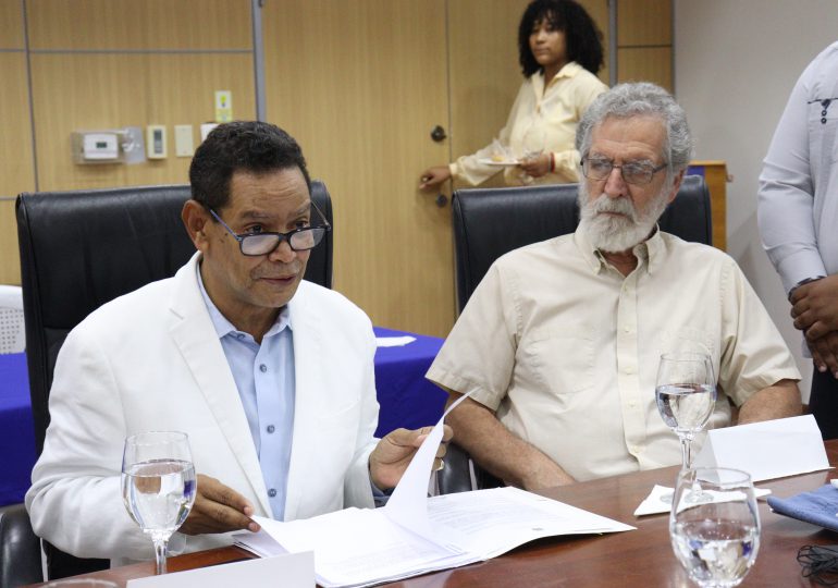 Medio Ambiente presenta a autoridades de San Cristóbal el informe preliminar del experto George Veni sobre Cuevas del Pomier