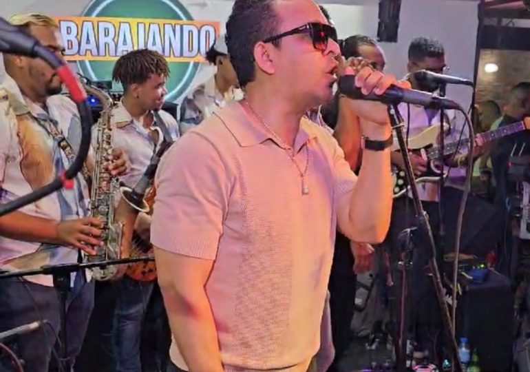 A casa llena merenguero Yiki Mambo Swing realiza varias actividades