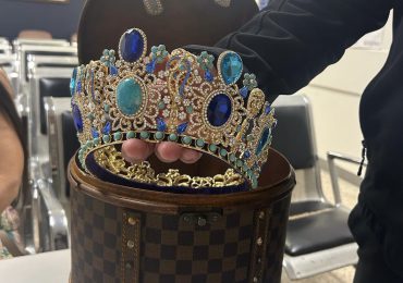 Mujer de 57 años se llevó la corona valorada en $10,000 para "protegerla"