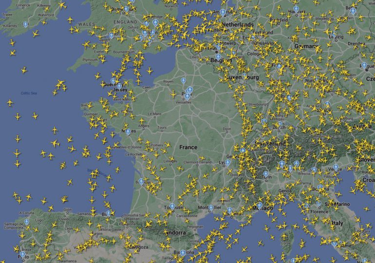 Así se encuentra el tráfico aéreo sobre la capital francesa