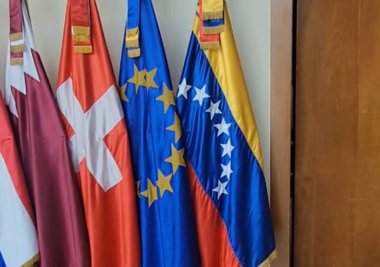 Bandera de Venezuela permanece en la Cancillería de RD