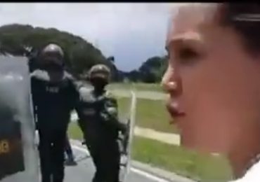 Maria Corina enfrenta a policías sin protección