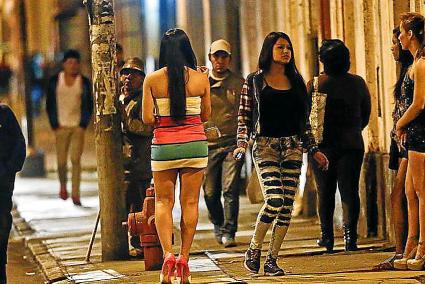 ¿Latinas que caen en la prostitución eligen el camino fácil?