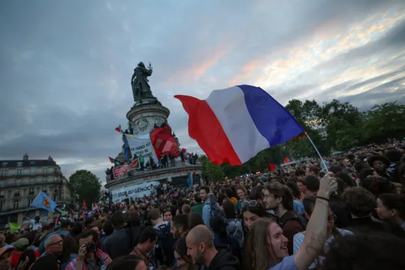 La izquierda frena a la extrema derecha en las elecciones legislativas en Francia