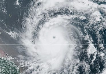 Continúa vigente el alerta por condiciones de tormenta tropical; Beryl desciende a categoría 3