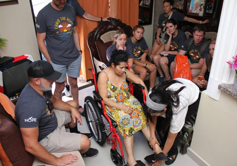 Entrega de sillas de ruedas a personas con discapacidad y sin recursos en Santiago, Puerto Plata y San Francisco