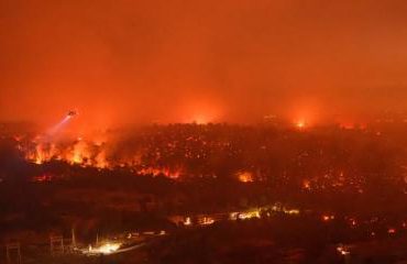 <strong>Miles de personas son evacuadas en California debido a incendio fuera de control</strong>