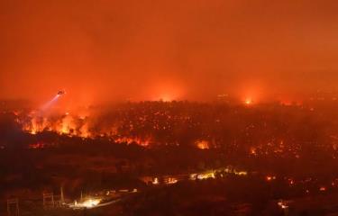 <strong>Miles de personas son evacuadas en California debido a incendio fuera de control</strong>