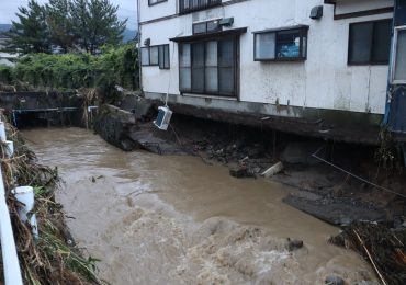 <strong>Dos muertos y miles de evacuados por lluvias récord en el norte de Japón</strong>