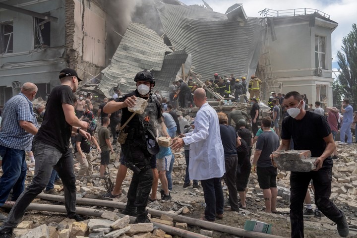 Varias personas atrapadas bajo los escombros de un hospital infantil bombardeado en Kiev