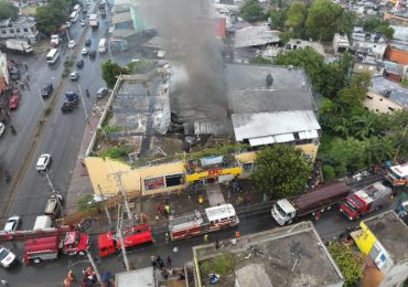 Incendio se desata en tienda en bajos de haina esta tarde