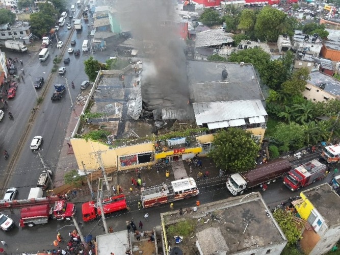 Incendio se desata en tienda en Bajos de Haina esta tarde