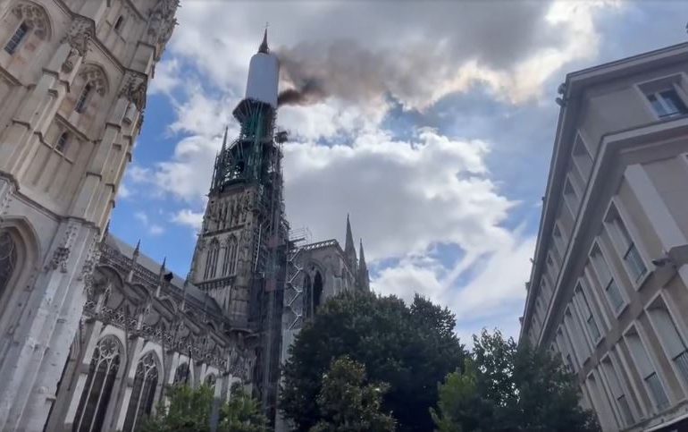 Controlado el incendio que se desató en la catedral de la ciudad francesa de Ruán