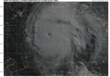 Beryl continúa siendo un “poderoso huracán”