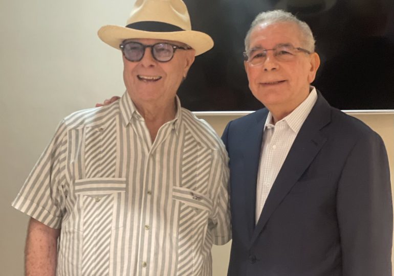 Hipólito visita a Danilo Medina para “renovar votos de amistad”