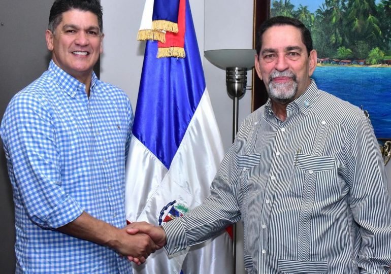 Eddy Herrera visita el Consulado Dominicano en Nueva York