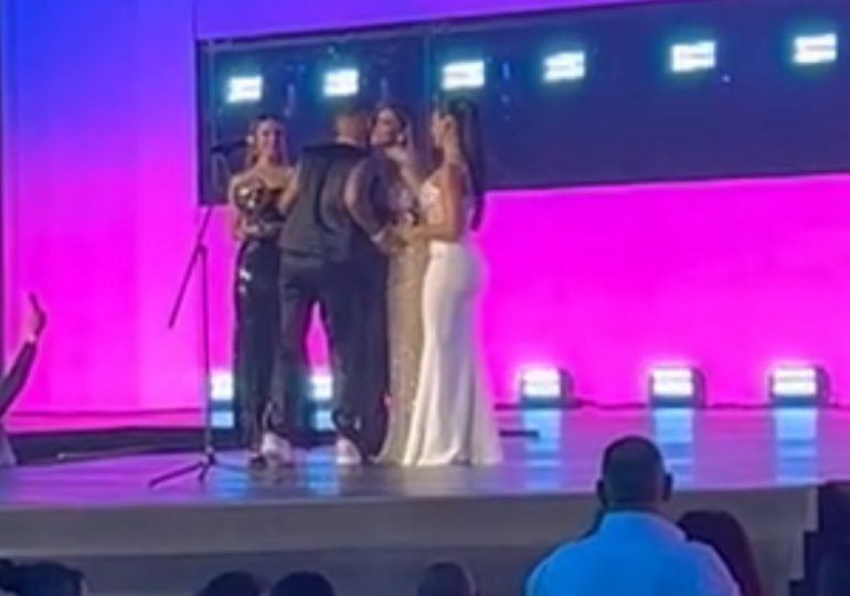 Caroline Aquino presenta a Adoni  como DJ del año  en Premios Heat