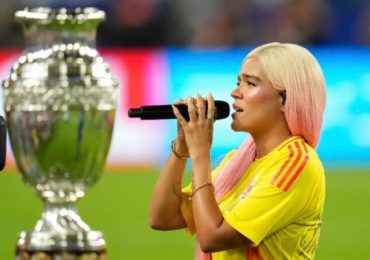Karol G canta el himno de Colombia en la final de la Copa América