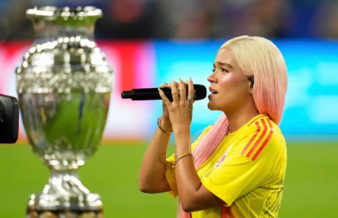 Karol G canta el himno de Colombia en la final de la Copa América